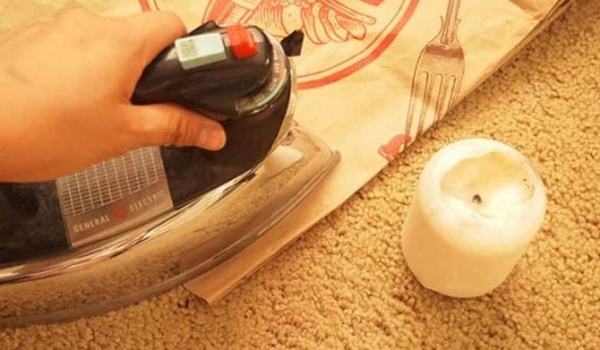 Cách làm sạch bàn ủi bằng sáp nến 