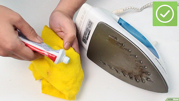 Cách làm sạch bàn ủi bằng kem đánh răng 